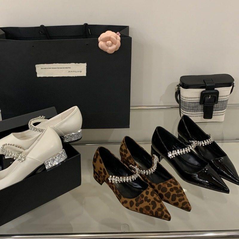 TT Sweet Pointed Toe รองเท้าผู้หญิงส้นหนาสายโซ่รองเท้าแมรี่เจน All-Match