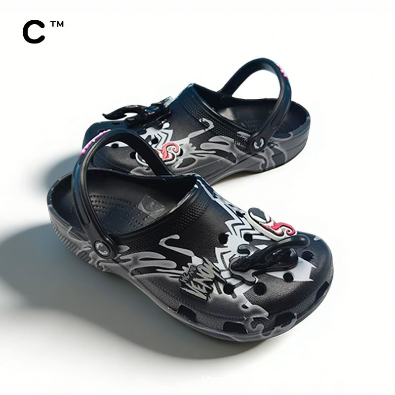 Marvel Co-Branded Venom Hole รองเท้ารองเท้าอินเทรนด์ดอกไม้ Anti-Slip ทนต่อการสึกหรอน้ําหนักเบาสบาย Casual All-Match รองเท้าแตะ