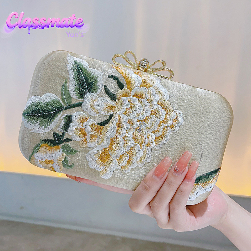 <![Classmate Yans] กระเป๋าคลัทช์ลายดอกโบตั๋นสีทอง ทรงเรโทร ขนาดกระทัดรัด ปักฝีมือประณีthouse>