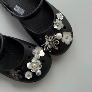 รองเท้าบัลเล่ต์หัวเข็มขัด สไตล์ใหม่ ประดับด้วยลูกปัดและดอกไม…