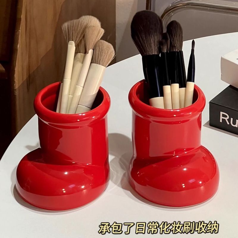 高颜值阿童木小红靴塑料创意桌面摆件花瓶装饰品笔筒化妆刷收纳桶Highly Attractive Astro Boy Little Red Boots Plastic Creative Desktop 