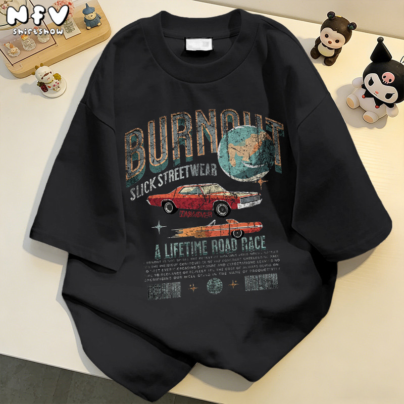【จัดส่งตลอด 24 ชั่วโมง】NFV แฟชั่นเกาหลี💕เสื้อยืดแขนสั้นคอกลม ลายรถแข่ง Oversized ทรงหลวม อ่อนนุ่ม ผ้าฝ้าย YG4697
