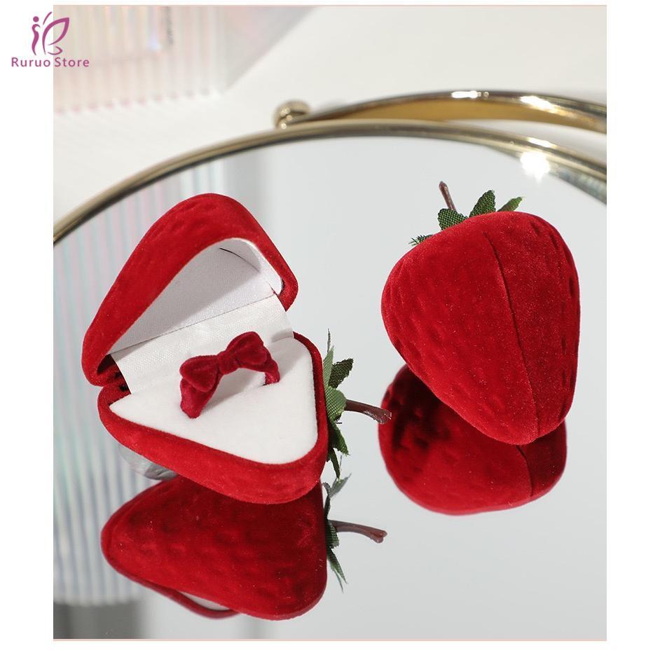 แหวนกำมะหยี่สตรอเบอร์รี่สีแดง พร้อมกล่องของขวัญ เหมาะสำหรับเป็นของขวัญวันเกิด