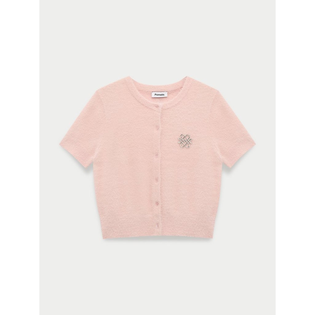 [Pomelo] เสื้อคาร์ดิแกนแขนสั้นผ้าถักขนคอกลมติดกระดุมหน้าแต่งเข็มกลัดโลโก้