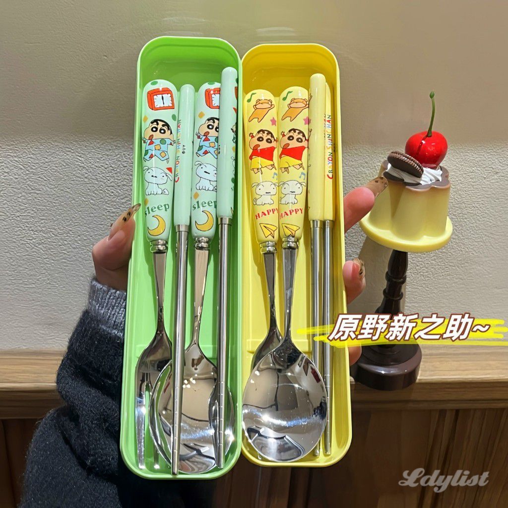 ღ ชุดช้อนส้อมและตะเกียบสแตนเลสลาย Crayon Shin-chan สำหรับนักเรียน พกพาสะดวก พร้อมกล่อง