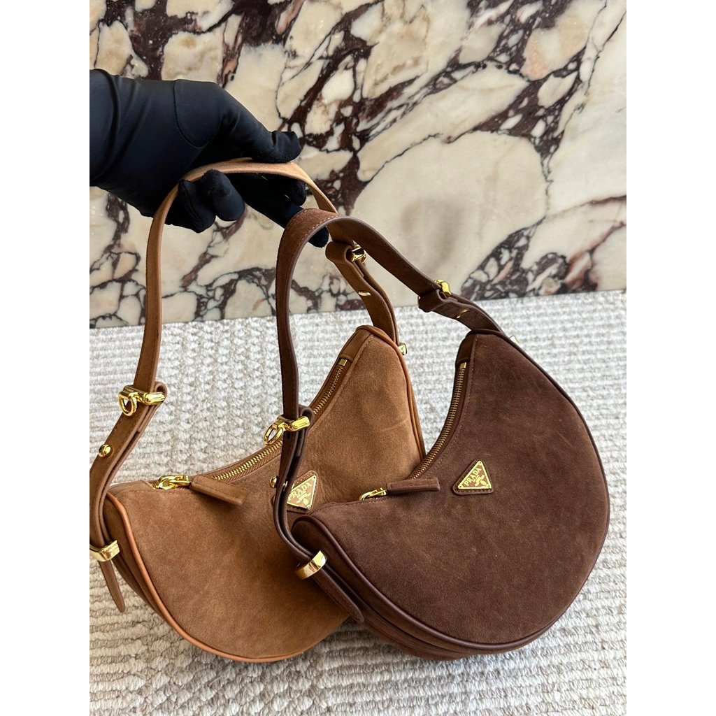 กระเป๋า Hobo Prada Arque Triangle Logo สีดู รายละเอียดครึ่งวงเดือน สายสะพายไหล่