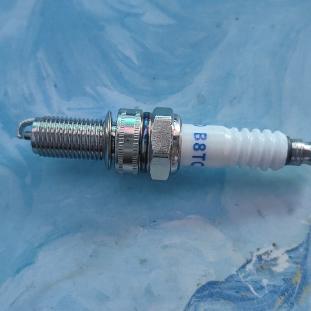 เหมาะสําหรับ Goyang Honda Fengying WY125-S/WH125-6 WH125-13 หัวเทียนรถจักรยานยนต์คานโค้ง