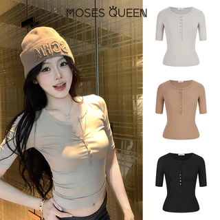 MOSESQUEEN เสื้อคอต่ำแขนครึ่ง แบบพับปักที่หน้าอก พร้อมปุ่ม นุ่มนวลสบาย น้ำหนักเบา ระบายอากาศได้ดี รูปลักษณ์สูงส่ง เหมาะกับทุกโอกาส ใส่เรียบง่ายในชีวิตประจำวัน #63577