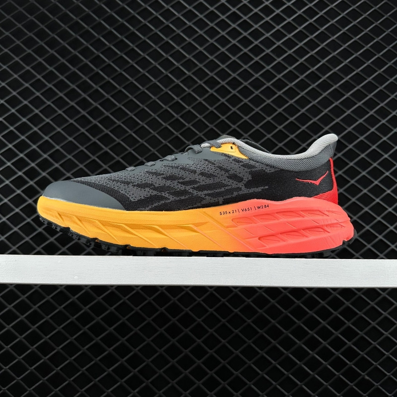 Hoka Speedgoat 5 รองเท้าวิ่งข้ามภูเขาสำหรับทั้งผู้ชายและผู้หญิง ออกแบบมาเพื่อดูดซับแรงกระแทก และมีตาข่ายระบายอากาศ