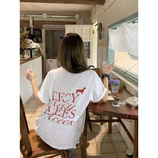 Luvoro (ผ้าฝ้าย 100%) 2026รุ่นใหม่ สุนัขพันธุ์ดัชชุนและลายตัวอักษร เสื้อยืด Cotton oversize T-shirt unisex ลาย เนื้อผ้านุ่มระบายอากาศดี แขนสั้น ใส่สบายสีดำและสีขาว เสื้อยืดทูโทน เสื้อยืดแขนสั้น C2821