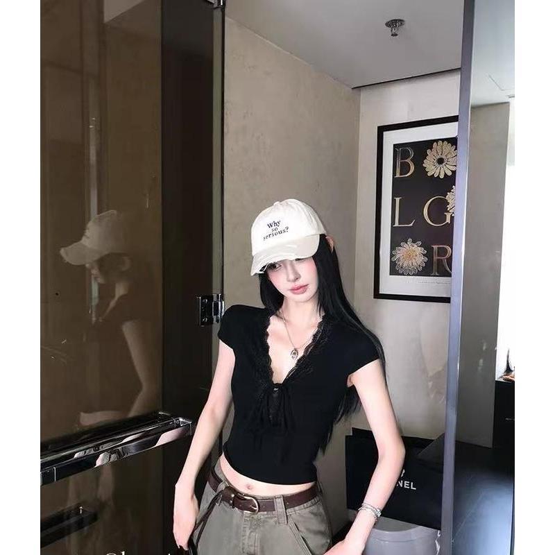 【ในสต็อก】เสื้อยืดคอวีแขนสั้นลูกไม้สไตล์ฝรั่งเศสสำหรับผู้หญิงในช่วงฤดูร้อน หุ่นเพรียว สาวฮอต เซ็กซี่ ชุดผ้าปะติด เสื้อตัว