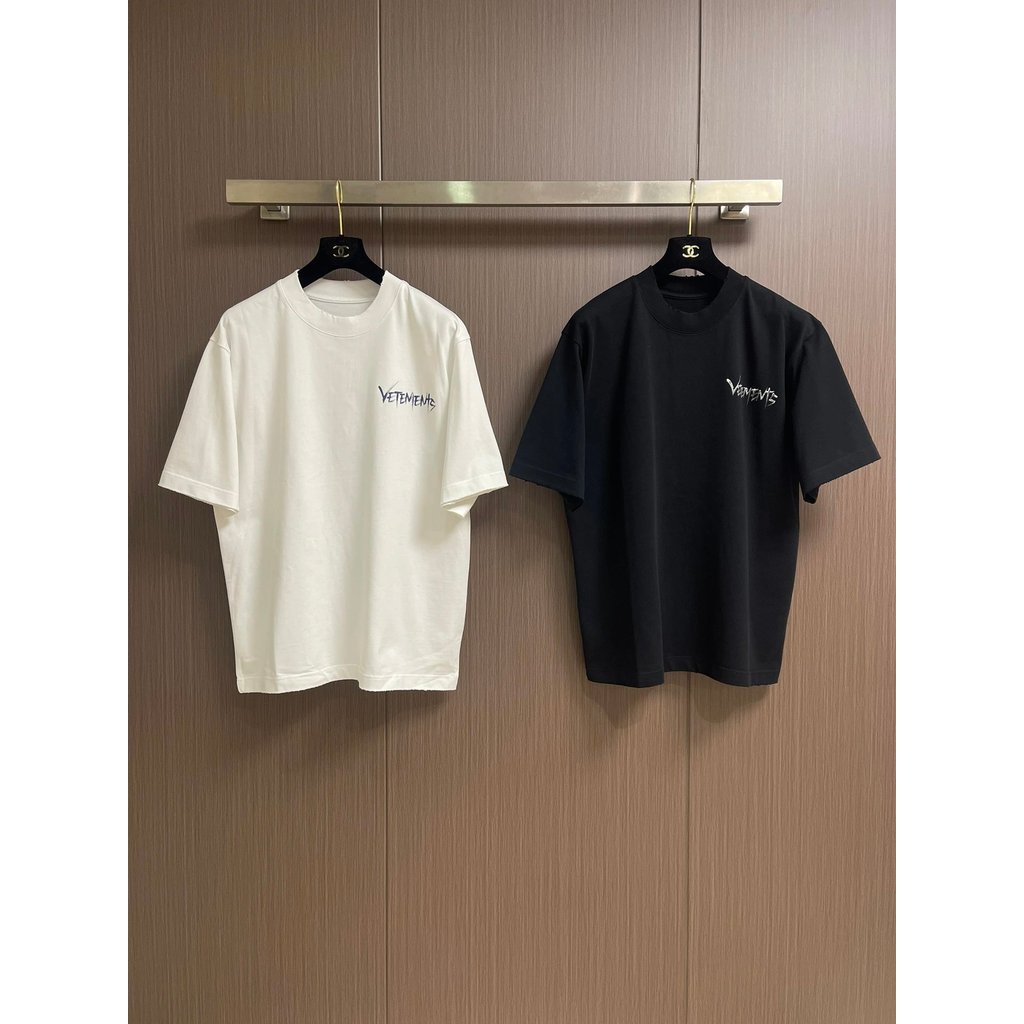 เสื้อยืดแขนสั้นผู้หญิงพร้อมโลโก้-print จาก Vetements
