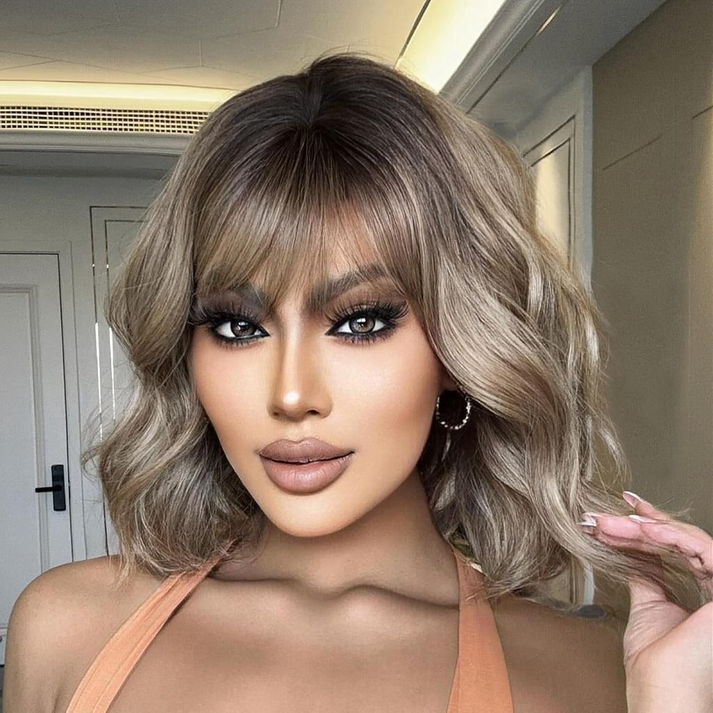 Ash สีน้ําตาลสั้น Bob Wavy Wigs กับ Bangs Curly ไหล่ความยาวกับ Dark Roots สังเคราะห์เส้นใยทนความร้อน
