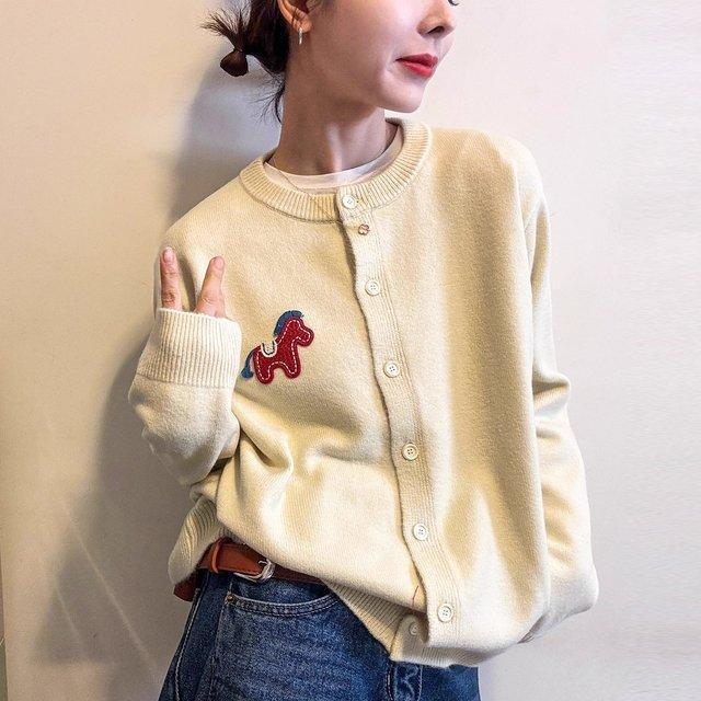 ซูเวนจิน ตรุษจีน ม้าน้อย ปักรอบคอถักคาร์ดิแกนฤดูใบไม้ผลิฤดูใบไม้ร่วง2026สไตล์ตะวันตกฤดูใบไม้ร่วงฤดูห