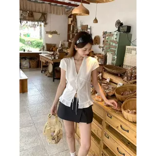 Jennie 🤍พร้อมส่ง🎐เสื้อเชิ้ตแขนสั้นสไตล์สวยงาม วีคอลเลเชือกผูกเอวกระชับ ทรงครอปแต่งลูกไม้ ผิดรูปร่างสวย เสื้อผิดรูป