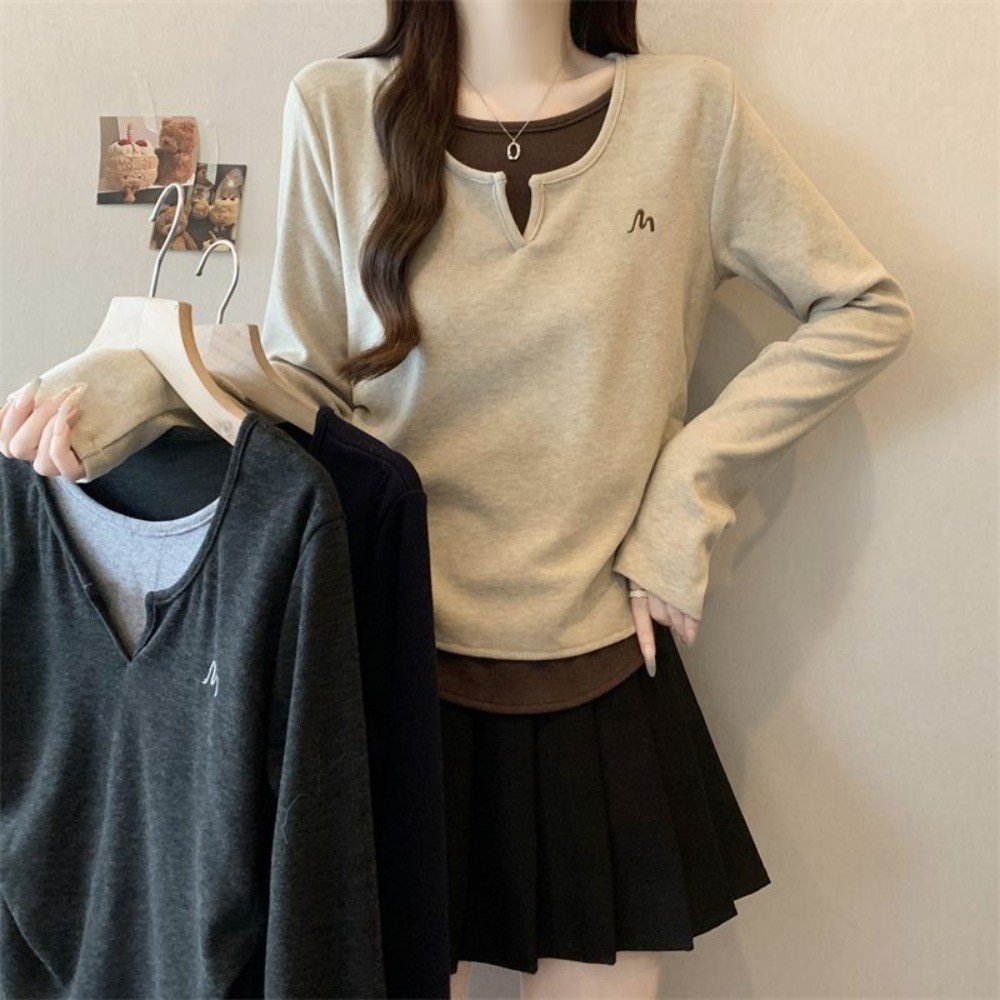 เสื้อยืดแขนยาวคอวีแบบสองชิ้นสำหรับผู้หญิง สไตล์ใหม่สำหรับฤดูใบไม้ผลิและฤดูใบไม้ร่วง เสื้อสีพื้นทันสมัย
