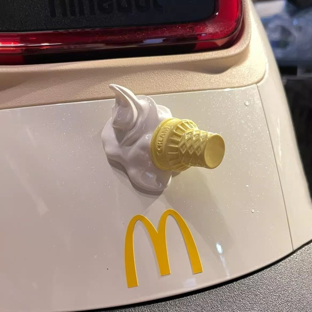 Creative 3D Falling Ice Cream McDonalds Cone รสไอศกรีมรถคอนโซลกลางตกแต่งน่ารักเครื่องประดับรถเครื่องประดับอัตโนมัติ