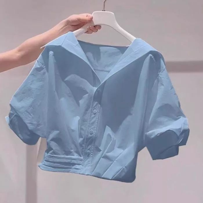 เสื้อเชิ้ตแขนสั้นสีน้ำเงินสไตล์ฝรั่งเศสที่หวานละมุนและสง่างามสำหรับผู้หญิงในฤดูร้อน2026เสื้อเชิ้ตแขนสั้นดีไซน์ใหม่ที่ทัน