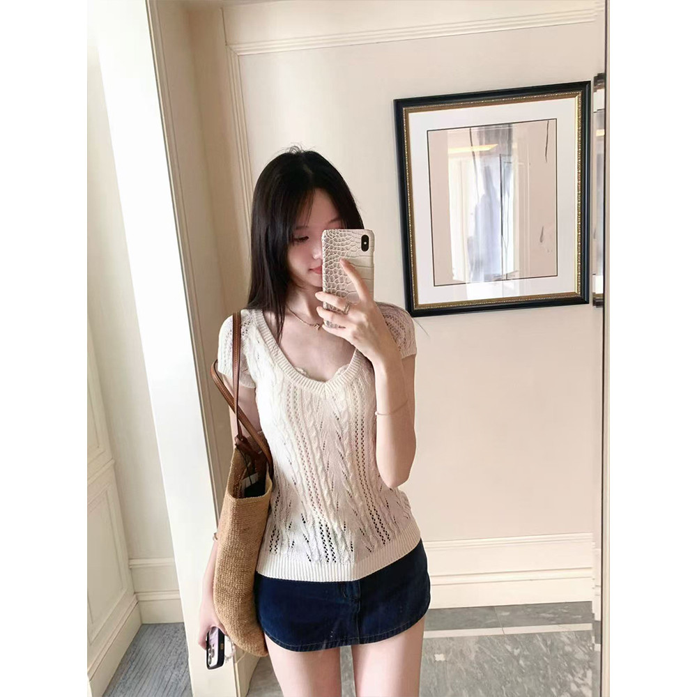 <Moses Queen> เสื้อยืดแขนสั้นผ้าถักสีขาวคอวี ดีไซน์เว้าช่วงเอว สไตล์เซ็กซี่รับซัมเมอร์ ทรงเข้ารูป กระชับเอว เปิดไหล่