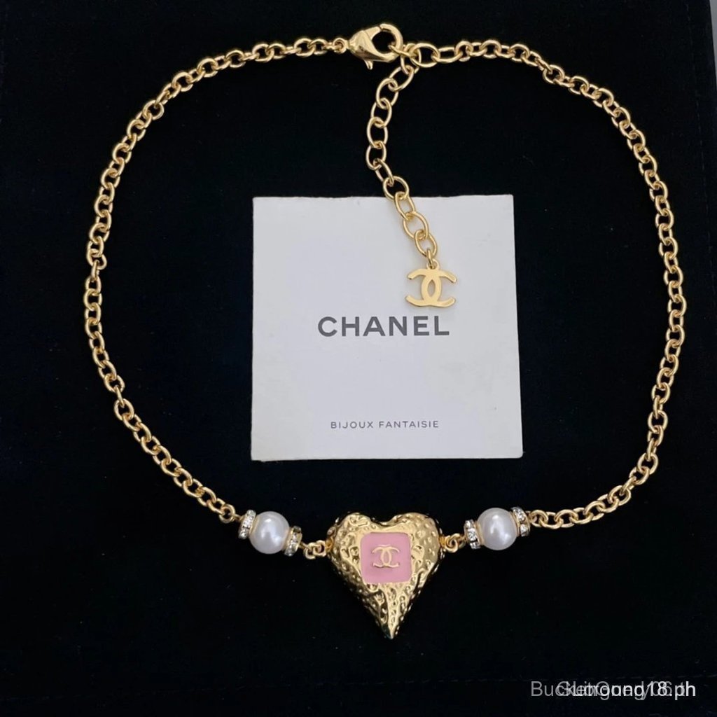 สร้อยคอมุกวินเทจหัวใจ Chanel สีชมพูและดำ ทำจากเงินบรอนซ์ 23K