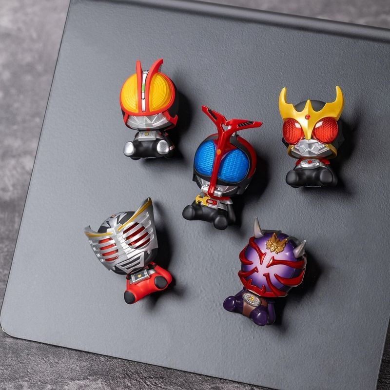 POPMART Kamen Rider รุ่น Q Super Mini Chess Piece รูปสํานักงานตุ๊กตา Mystery กล่องสามมิติตู้เย็นสติกเกอร์ตกแต่งของขวัญแลกเปลี่ยน