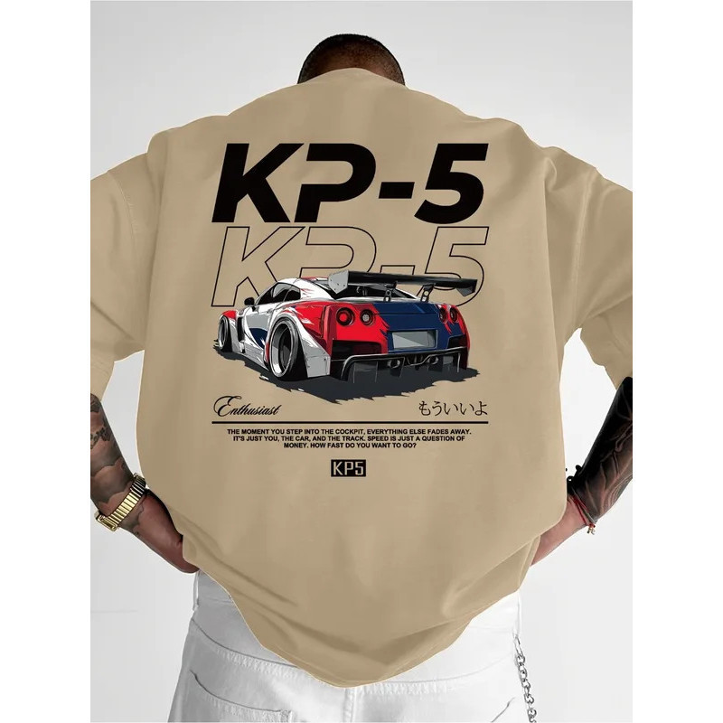 ทีเชิ้ตสตรีทแวร์ผู้ชาย KP5 Racing Culture สีขาว คอกลม ตัวอักษร KP5 ที่โดดเด่น กราฟิกรถยนต์ ทรงปกติ