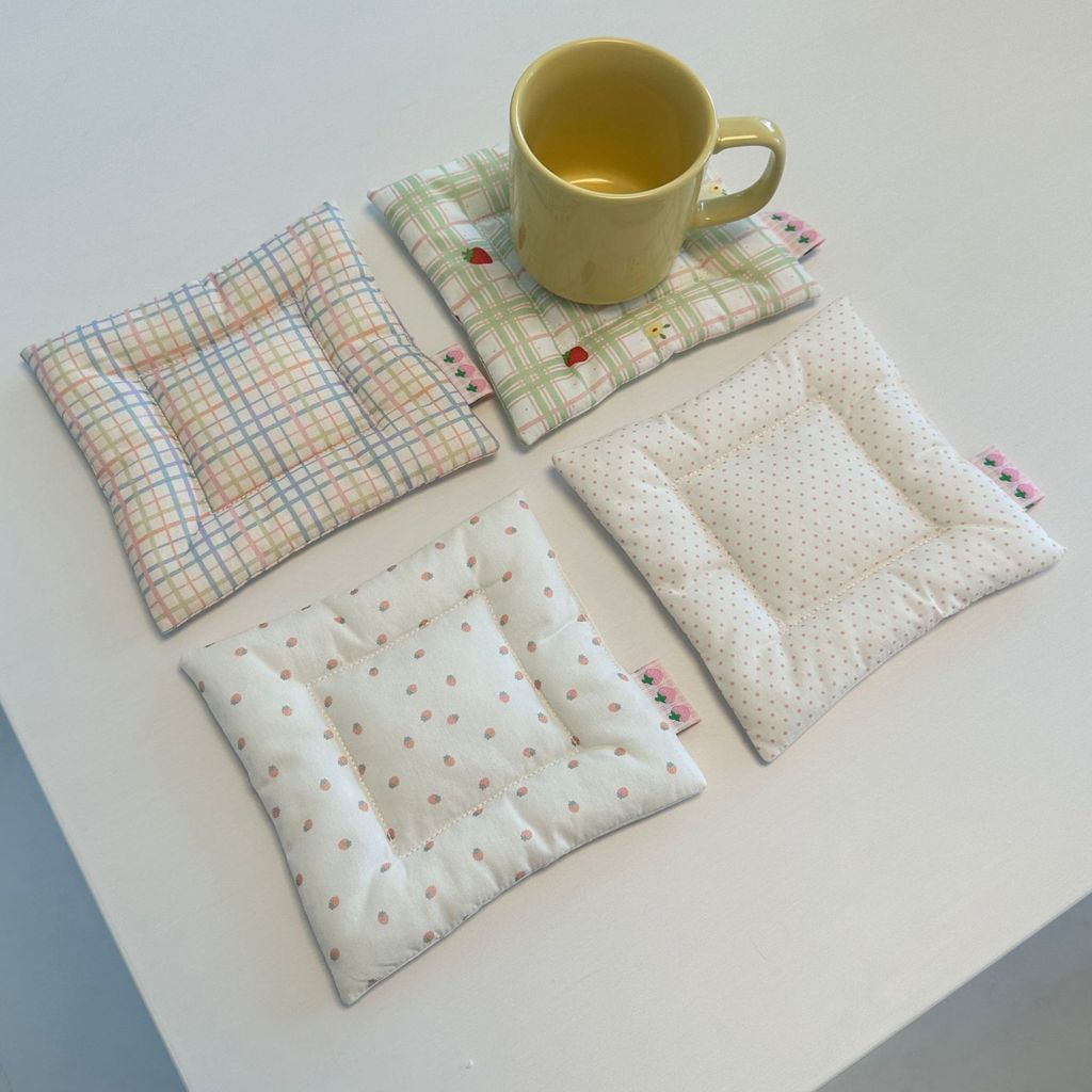 Ins สไตล์ Square Polka Dot สตรอเบอร์รี่ลายสก๊อต Coaster Quilted Placemat ฉนวนกันความร้อนห้องครัว Mat ลายสก๊อต Coaster