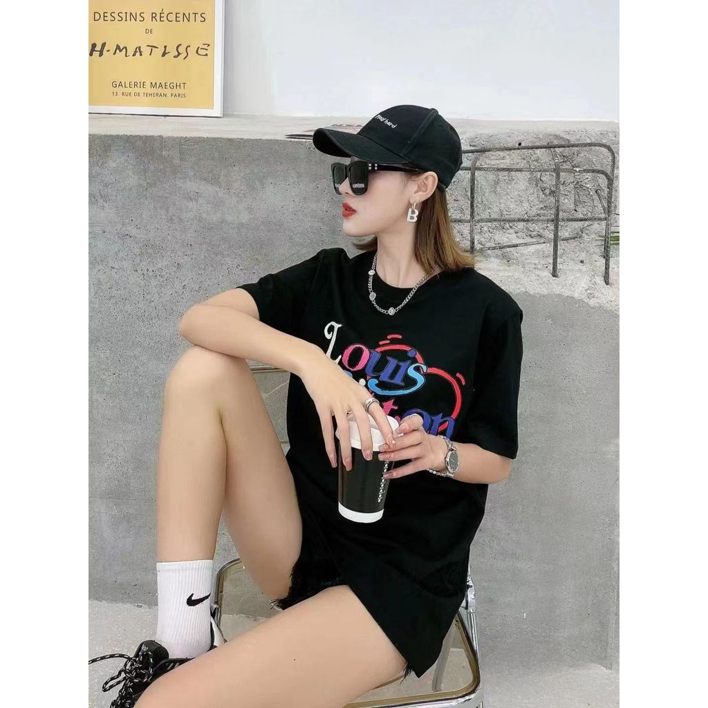 L * V2026 ต้นฤดูใบไม้ผลิสไตล์ใหม่เสื้อยืดแขนสั้นผู้ชายผู้หญิงคู่สไตล์แฟชั่นใหม่หลวมขนาดใหญ่ Classy ร