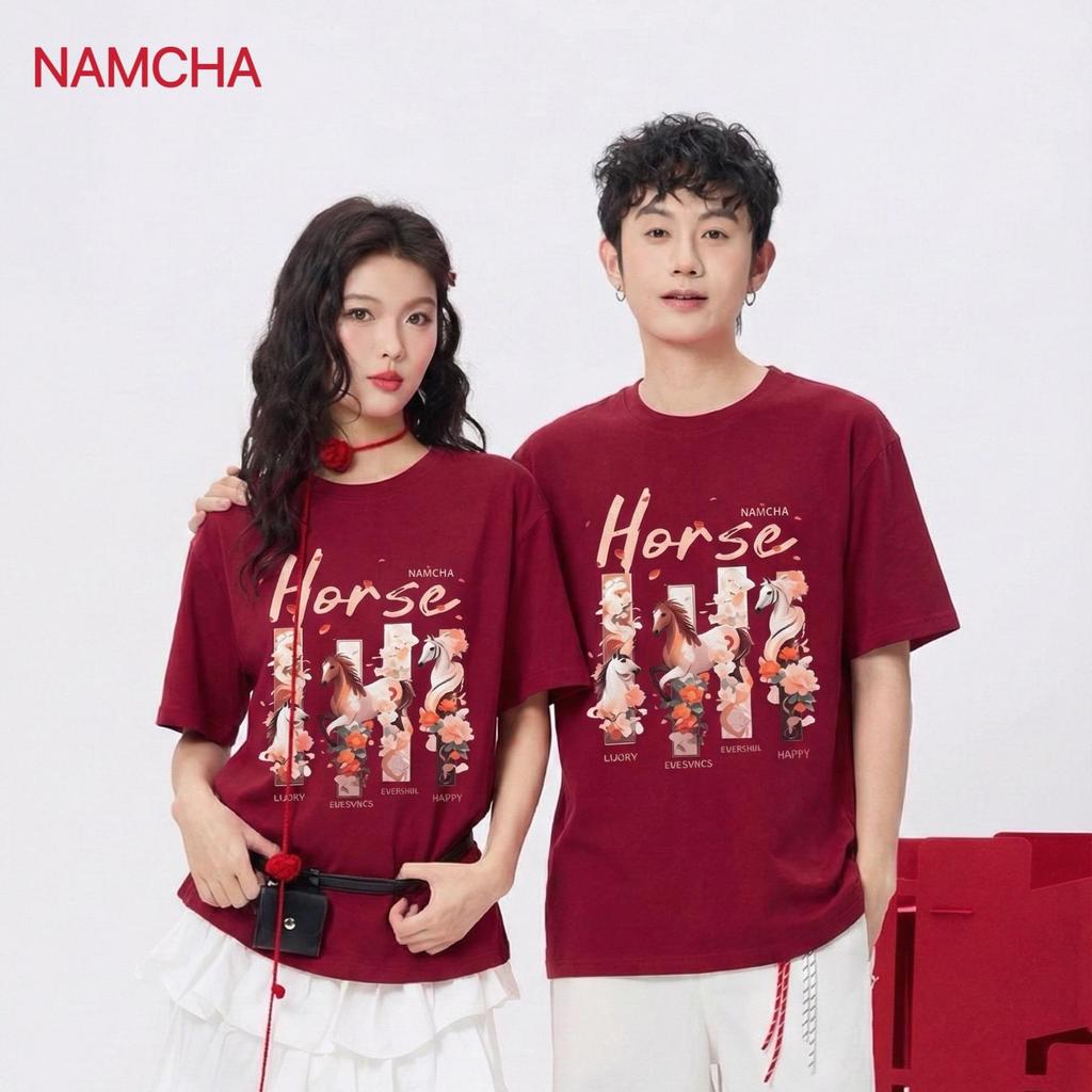 NAMCHA เสื้อยืดคอกลม แขนสั้น ผู้ชาย ผู้หญิง เสื้อยืดสกรีนลาย สีเเดง T-red
