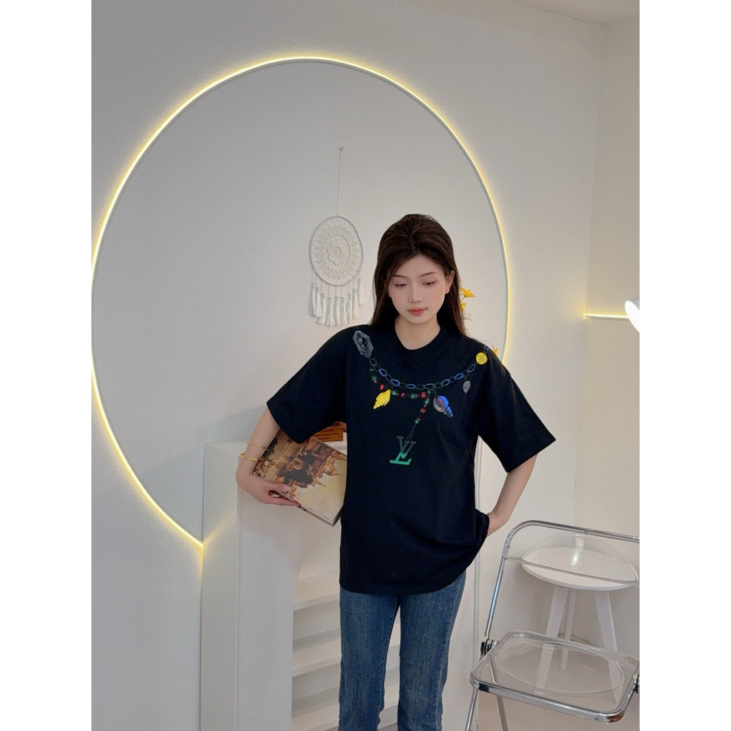 LOUIS VUITTON/LV/2026 คลาสสิกรอบคอแขนสั้นเสื้อยืดผู้ชายผู้หญิงสไตล์ Basic Co-Branded Bottoming เสื้อ