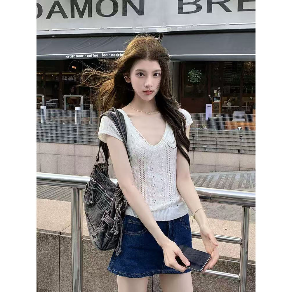 <Moses Queen> เสื้อยืดแขนสั้นคอวีสีขาวแบบโปร่งสำหรับผู้หญิง ดีไซน์ฤดูร้อน ทรงเข้ารูป กระชับเอว เสื้อเปิดไหล่