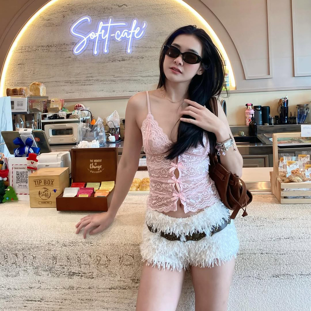 เสื้อสายเดี่ยว ผ้าลูกไม้ โปร่งบางและเซ็กซี่ ตกแต่งด้วยโบว์ มีสีดำและชมพู ดีไซน์ผูกด้านหลัง   ส่งไวจากไทย ราคา ถูกที่สุด ดีลบีเคเค แกลเลอรีภาพที่ 8