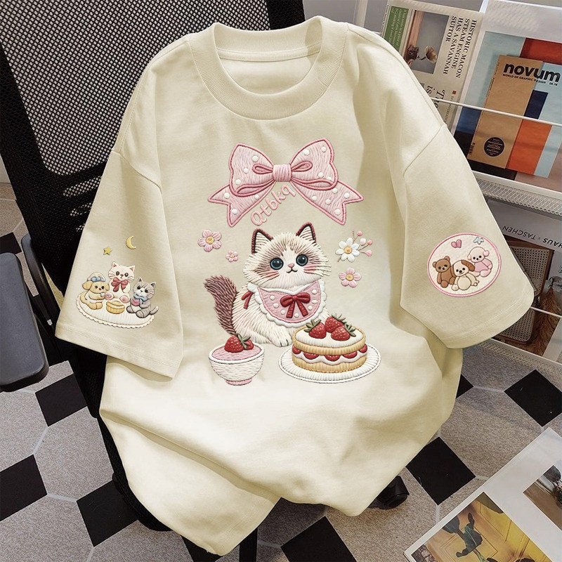 COD (จัดส่งตลอด 24 ชั่วโมง）BOOM 【ส่งจากไทย】เสื้อยืดสไตล์เกาหลีแบบใหม่ ท็อปส์ซูผู้หญิง ลายปักสวย ผ้านุ่ม เสื้อยืด K10