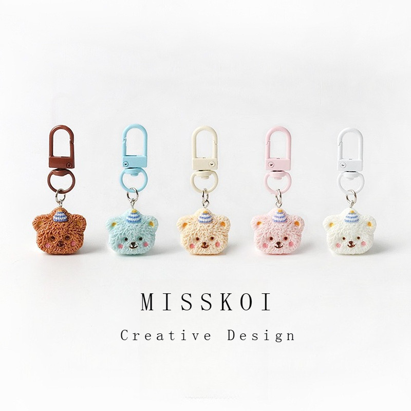MISSKOI หมวกการ์ตูนน่ารักหมีพวงกุญแจจี้กระเป๋านักเรียนนักเรียนกล่องดินสอจี้หวานขี้เล่นอุปกรณ์เสริมทุกการแข่งขัน
