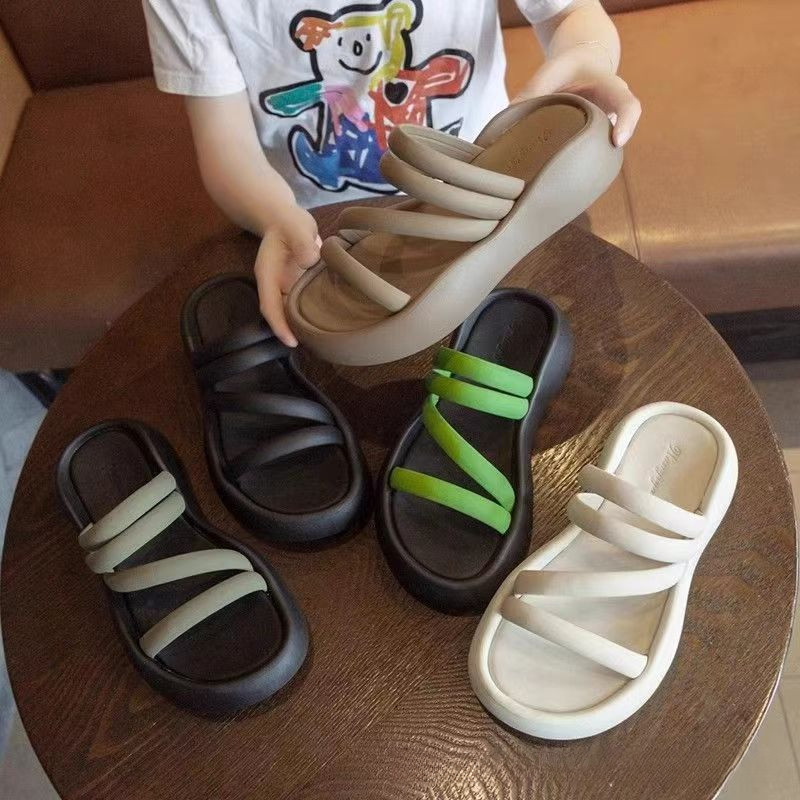 รองเท้าแตะผู้หญิงสไตล์ใหม่สำหรับฤดูร้อน ออกแบบมาให้ใส่ภายนอกและจับคู่ได้กับกระโปรง วัสดุหนา ฝ่าเท้านิ่ม มีระบบป้องกันการลื่นไถล