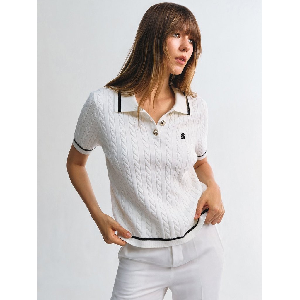 [Pomelo] เสื้อโปโลไหมพรมลวดลายถักสายมาพร้อมกระดุมอะไหล่เงิน / Cable Knitted Polo Top with Silver Hardware Detail