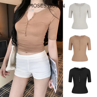 MOSESQUEEN เสื้อคอต่ำแขนครึ่ง แบบพับปักที่หน้าอก พร้อมปุ่ม นุ่มนวลสบาย น้ำหนักเบา ระบายอากาศได้ดี รูปลักษณ์สูงส่ง เหมาะกับทุกโอกาส ใส่เรียบง่ายในชีวิตประจำวัน #63577