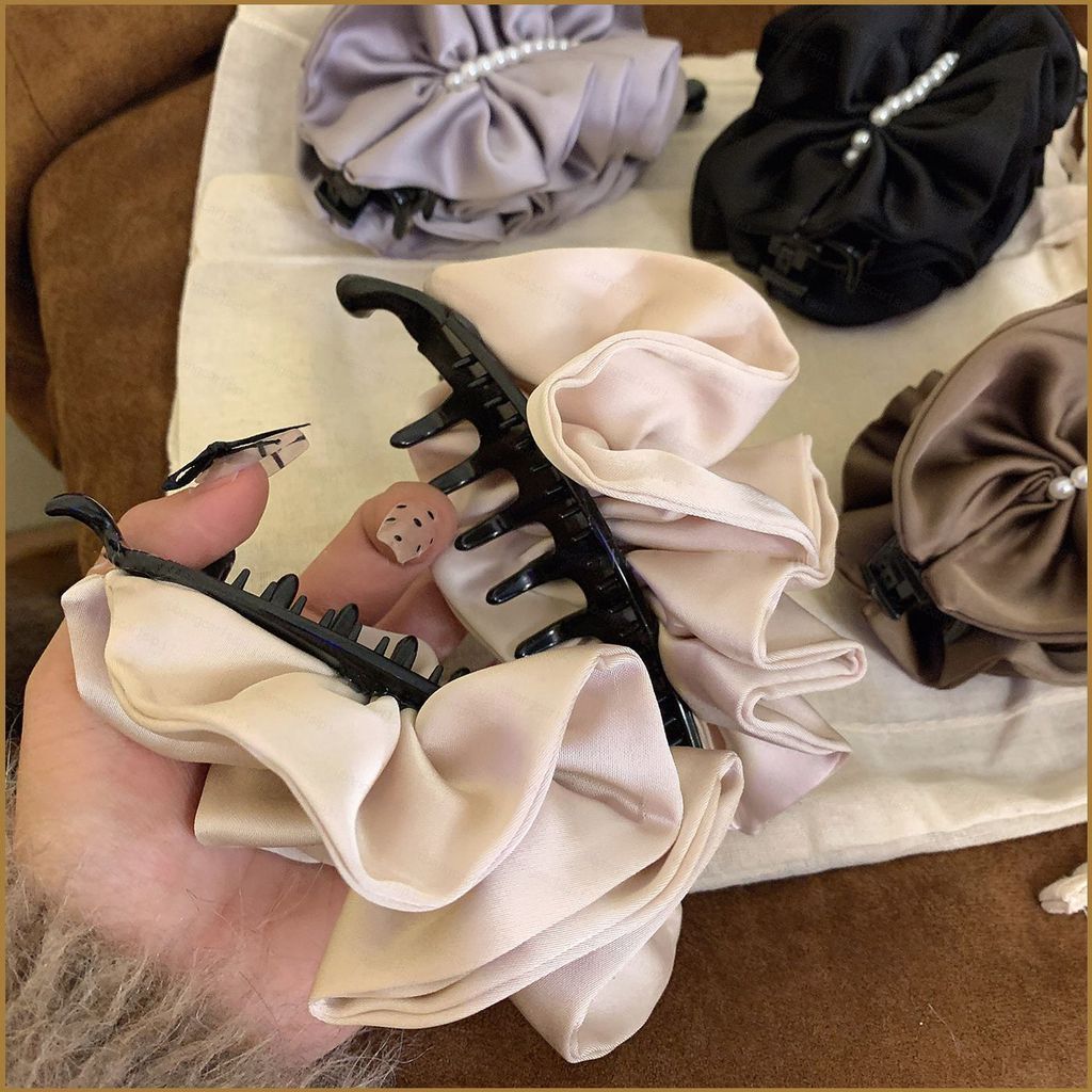 YS1 Elegant Satin Scrunchie with Pearl Chain Soft Hair Tie สําหรับผู้หญิงสาวผมหางม้าสูงหรือต่ํา SY1