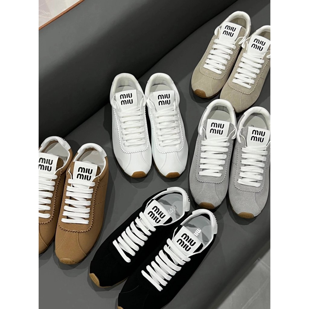 MIUMIU รองเท้าผู้หญิง หนังแท้ ดีไซน์ใหม่ โทนสีเรโทรแบบเรียบๆ LACE-Up พื้นมягкой