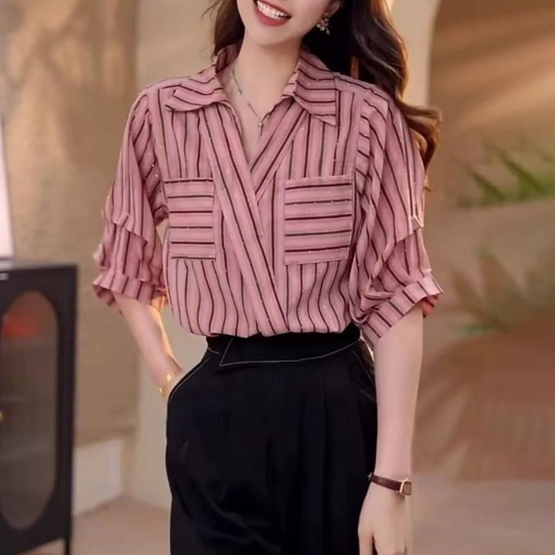 เสื้อเชิ้ตลายทางแถบเฉียงแขนตุ๊กตา เรียบหรูทรงไม่เหมื่อนใคร แฟชั่นsummerแนวสาวoffice-พร้อมส่งจากไทย-รุ่น99241