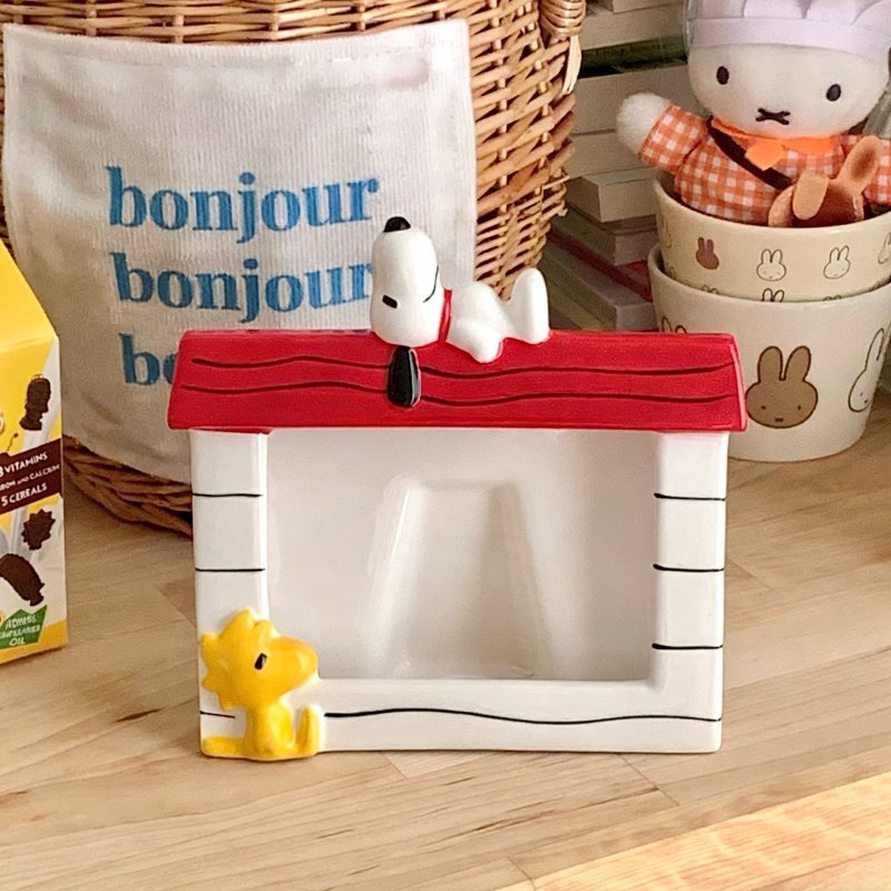 [JJ HOME] น่ารัก Red House Snoopy เซรามิคกรอบรูปแนวตั้งการ์ตูน Retro Anime HOME เดสก์ท็อปตกแต่งของขว