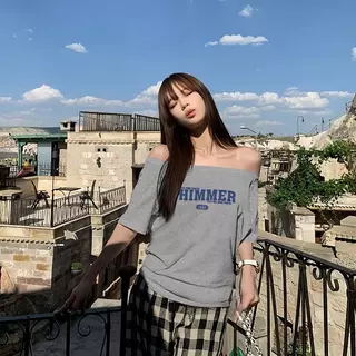 สาวลดอายุ เสื้อคนอ้วนเซ็กซี่ไซส์ใหญ่ เสื้อปาดไหล่ผู้หญิง เรียบง่าย หลากสี ผ้าใส่สบาย สไตล์เกาหลี ทรงหลวม เสื้อยืดผู้หญิง