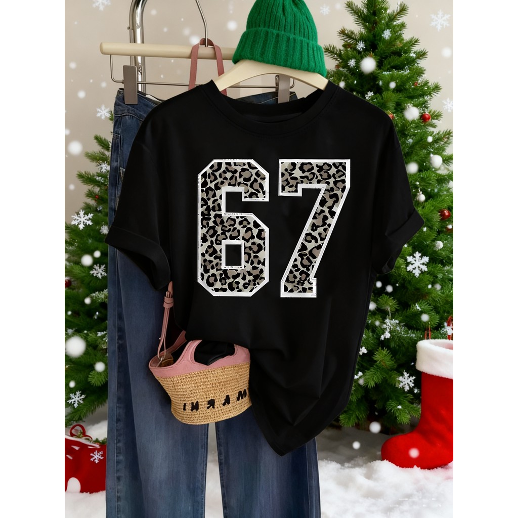 ผู้หญิง เสื้อยืดพิมพ์ตัวอักษรและตัวเลข SIX SEVEN 67 แขนสั้น คอกลม เสื้อลำลอง ดีไซน์ตัวเลข SIX/SEVEN/67 ซักเครื่องได้ เสื