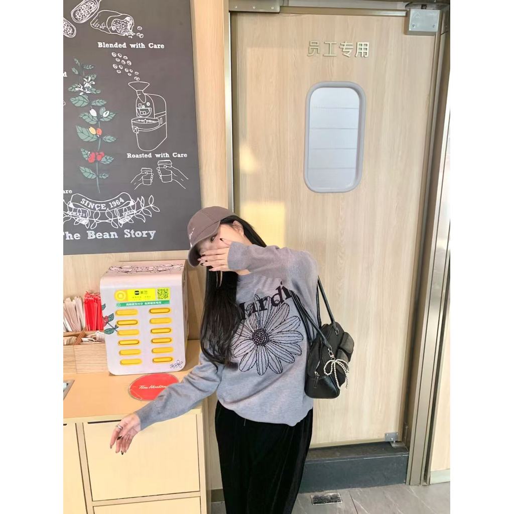 3O2A Mardi Little Daisy Dachshund Knit Sweater Embroidered in Gold and Silver, Same Style as Gao Yin