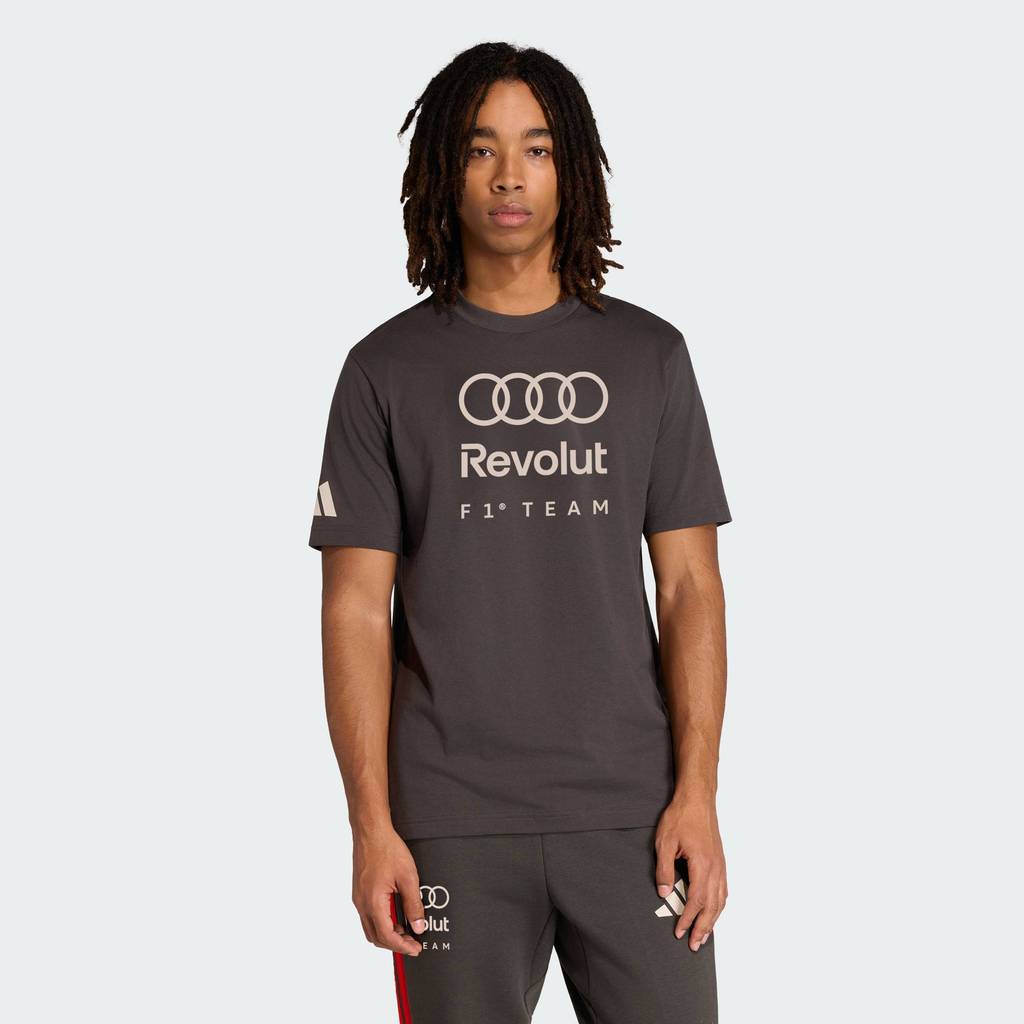 adidas Motorsport เสื้อยืดพิมพ์ลาย AUDI REVOLUT F1 TEAM DNA ผู้ชาย สีดำ KE6122