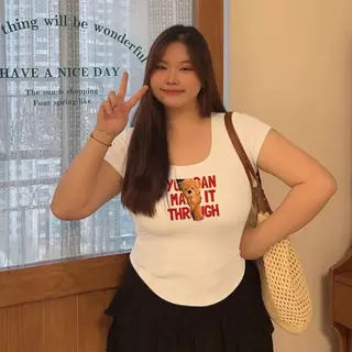 ขอบเสื้อผู้หญิงตอนหน้าอก U เสื้อสาวอวบพรางหุ่น รุ่นล่าสุดเสื้อยืดผู้หญิง มีหลายสีให้เลือก มีหลายไซซ์ให้เลือกเสื้อยืดผู้ห