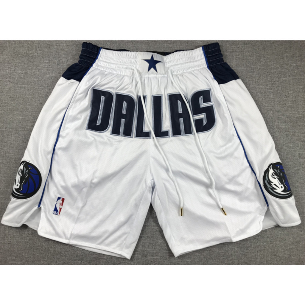 กางเกงขาสั้นบาสเก็ตบอล UMIMI-L ทีมDallas Mavericks มีลายปักของKyrie IrvingและLuka Doncic สีขาว