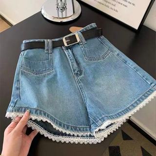 RosieMall กางเกงยีนส์ขาสั้นสีน้ำเงิน ตกแต่งด้วยลูกไม้ เอวสูง…