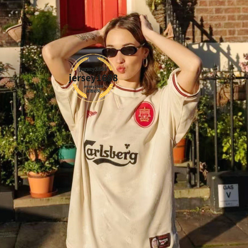 เสื้อกลมทีมเหย้าและเยือน Anfield Stadium ปี 1996-97 แบบเรโทร พร้อมลายเซ็น MCMANAMAN FOWLER คุณภาพสูง