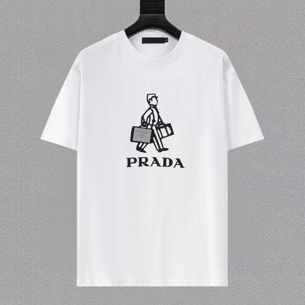 Prada/Prada 2026 ต้นฤดูใบไม้ผลิสไตล์ใหม่เสื้อยืดแขนสั้นผู้ชายสไตล์ผู้หญิงสไตล์คู่รอบคออินเทรนด์ฤดูใบ